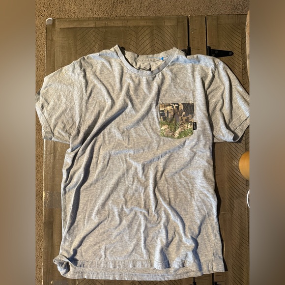 Men's Heather Gray T-Shirt with Cityscape Pocket - Picture 1 of 1